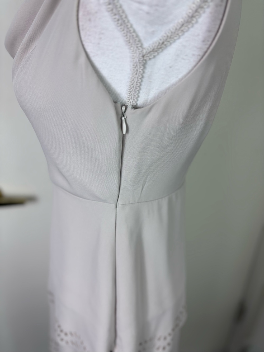 Spense Women Sz 4 Sleeveless lined laser cut draped neck Beige Scallop Hem Dress - Picture 6 of 11